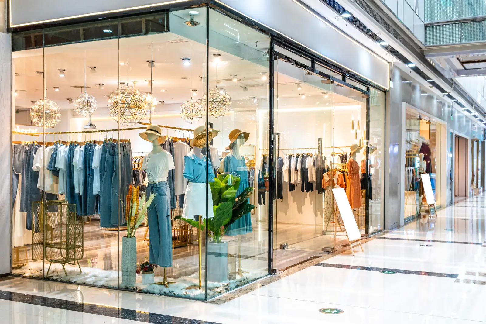 Modern retail clothing store using guest WiFi analytics, indoor wayfinding and people counting technology to improve customer experience